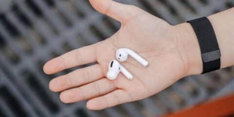 سماعات AirPods 4