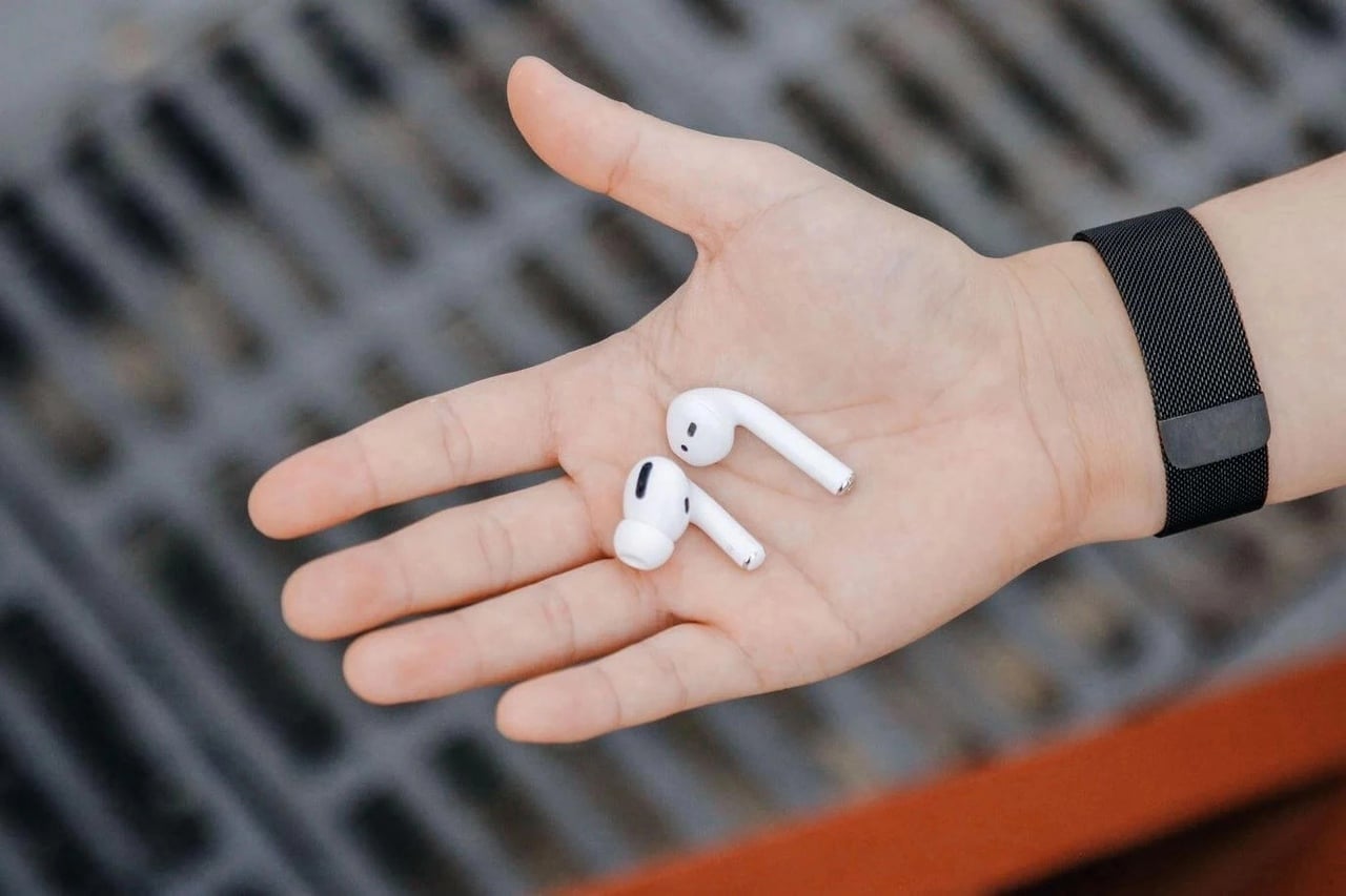 سماعات AirPods 4