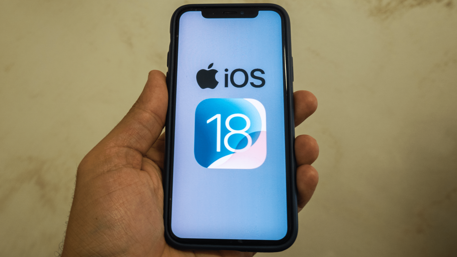 نظام التشغيل iOS 18.3